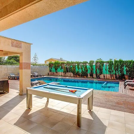 Serena 4 Bedroom Villa, Cala'n Forcat וילה *