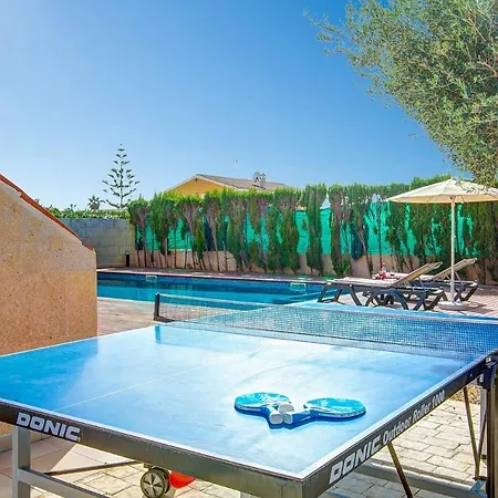 Serena 4 Bedroom Villa, Cala'n Forcat וילה קאלה אן בלאנס