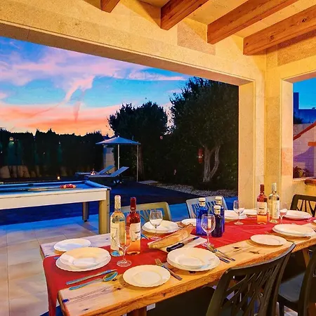 Serena 4 Bedroom Villa, Cala'n Forcat カラ・エン・ブラネス